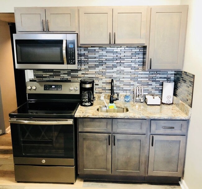 Foto del edificio - Fantastic location! FURNISHED 1bed/1bath available for March 2026 move in!