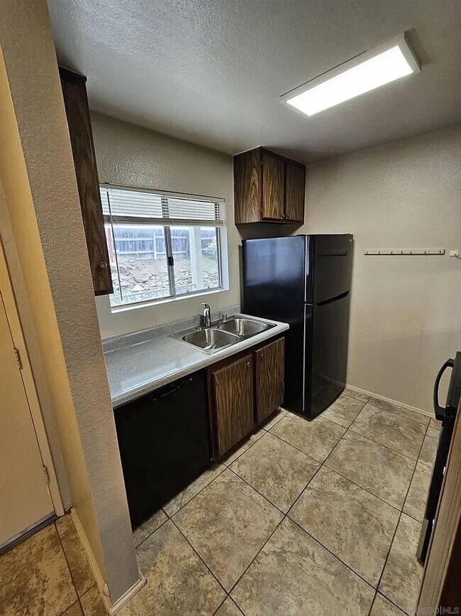 Foto del edificio - Upstairs 1-Bedroom in Central Location!