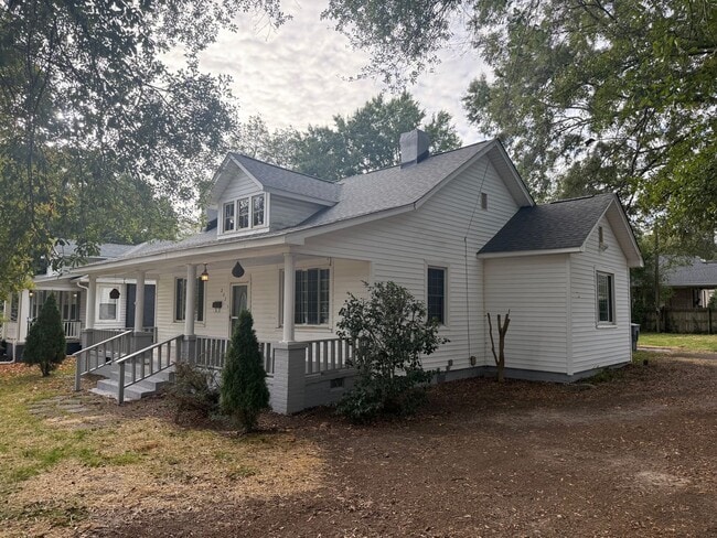 Building Photo - Freshly Renovated Clover Charmer — Walk to...