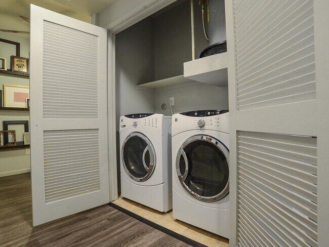 Building Photo - Cool apartment in a hot location