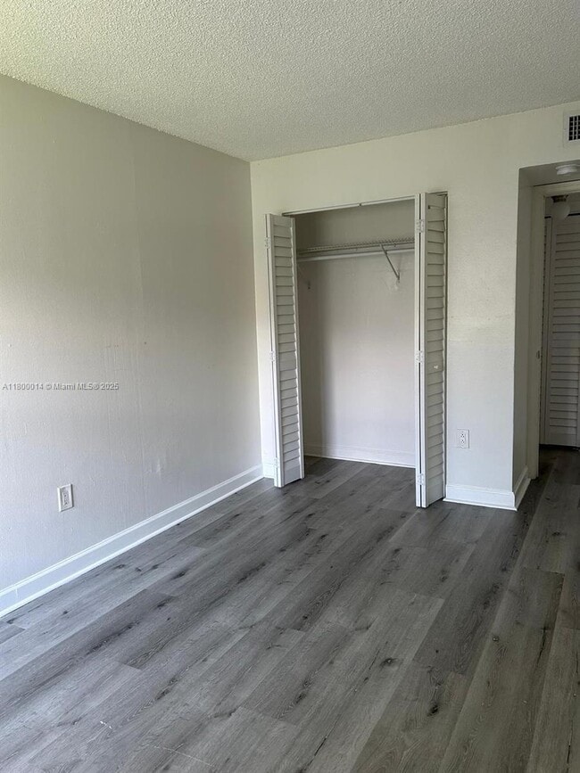 Foto del edificio - 4393 NW 11th St
