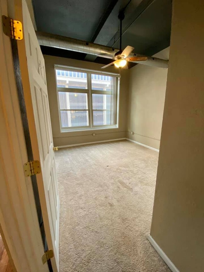 Building Photo - 1 BEDROOM APARTMENT IN DOWNTOWN DAVENPORT