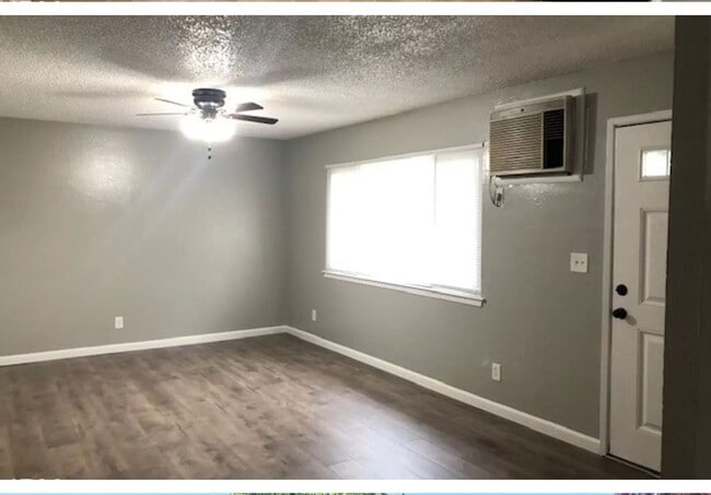 Foto del edificio - Updated Two bedroom, one bathroom close to shopping and schools!