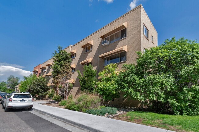 Foto del edificio - Large Two Bed / One bath in great Art deco building near Washington park.