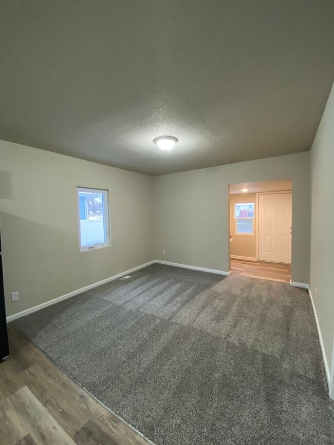 Building Photo - Newly remodeled 3 bedroom 1 bath 2 Stall D...