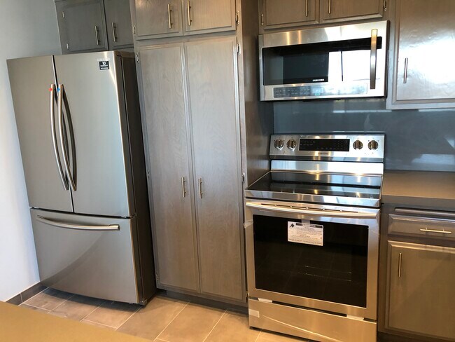 Kitchen Appliances - 321 S San Vicente Blvd