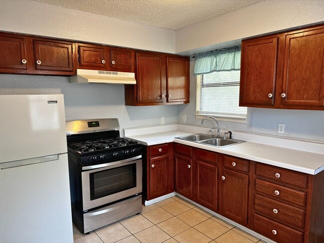 Building Photo - 2 bed 1 bath home in Hillcrest!
