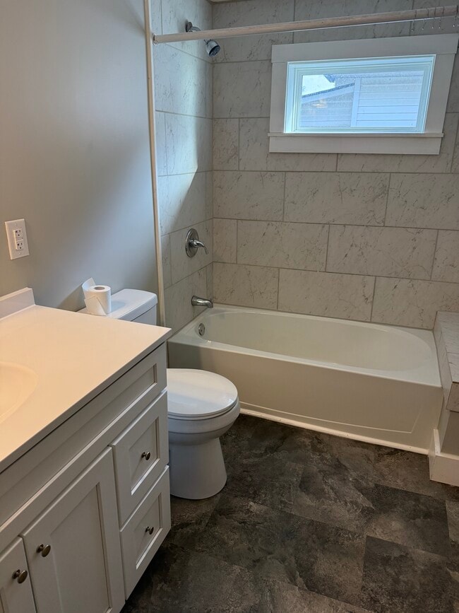 Building Photo - 406 W Pine St