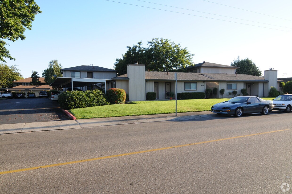 Foto principal - 1741 W Lockeford St