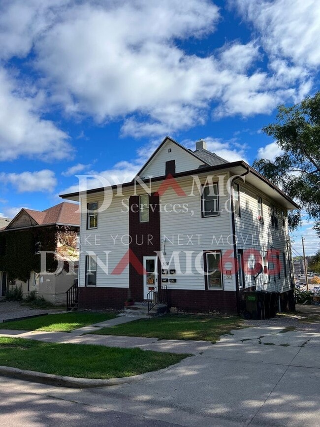 Building Photo - Upper Level 2BR/1BA in Downtown Sioux Falls