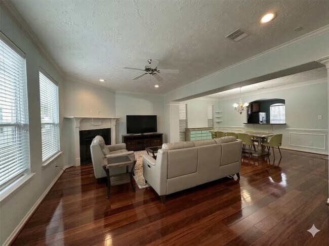 Foto del edificio - 3410 Skyline Village Dr