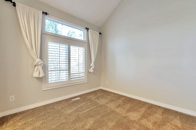 Photo - AVAILABLE NOW  — SPACIOUS & BEAUTIFUL Bountiful Meadows Home. 4 BED 3 BATH SIGNLE FAMILY HOME