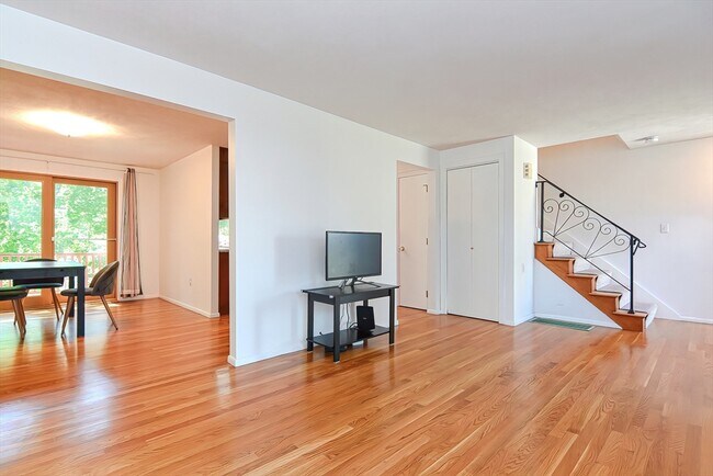 Building Photo - 118 Edinboro St