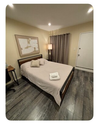 Building Photo - 248 S Doheny Dr