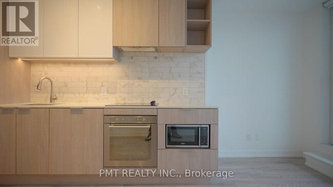 Photo du bâtiment - 2020 Bathurst St