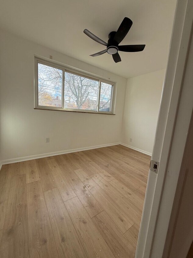 Foto del edificio - Spacious 1-Bedroom Apartment near the Lake!