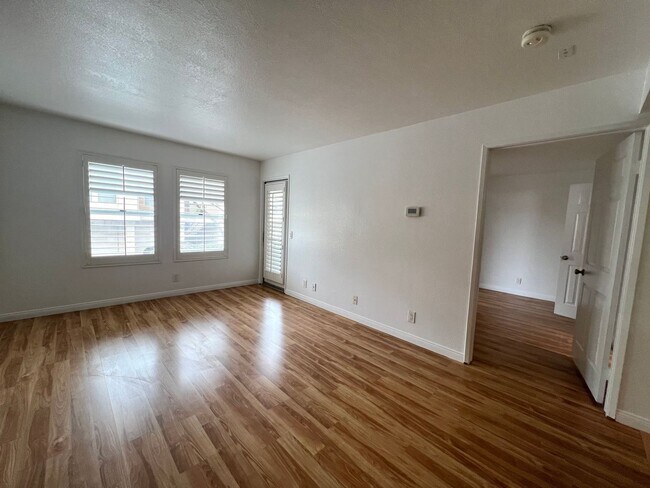 Building Photo - 1 Bedroom condo located in beautiful gated...