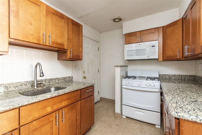 Building Photo - 2 br, 1 bath Duplex - 2041 N 15TH ST Unit 1