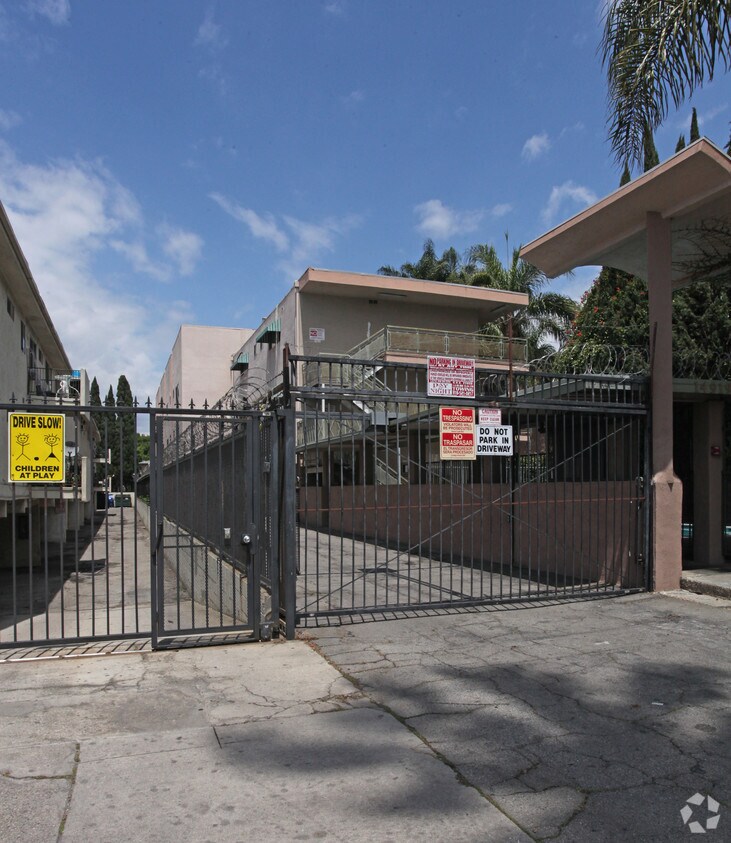Foto del edificio - 14919 Sherman Way
