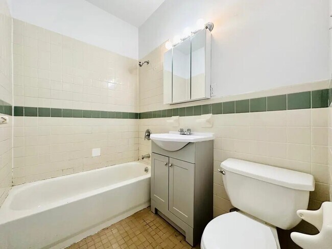 Foto del edificio - Furnished room/NOT APARTMENT