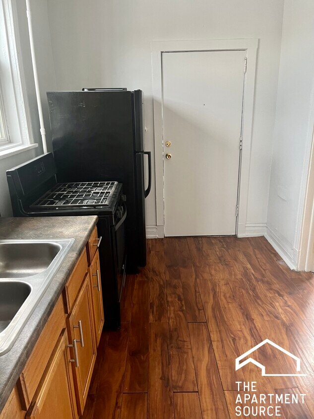 Primary Photo - 2408 W 63rd St