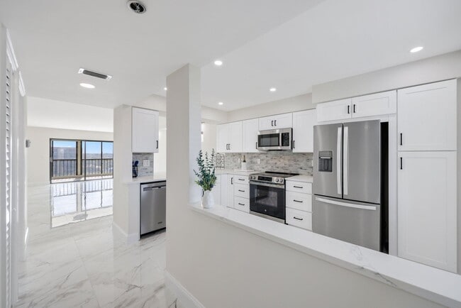 Building Photo - 7290 Kinghurst Dr