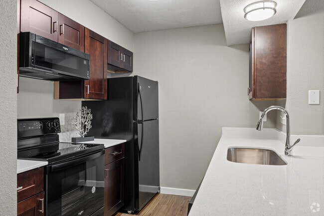 2BR, 2BA - 862SF - Kitchen - Clarewood Apartments