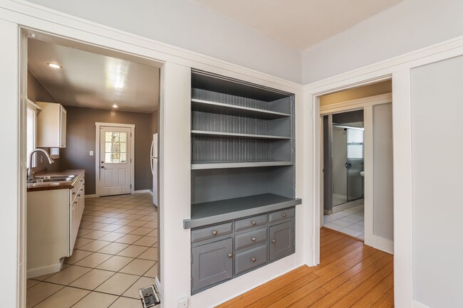 Building Photo - Beautiful 1918 Oakland Home!!