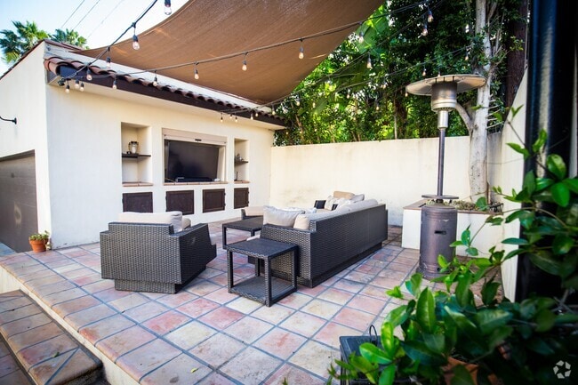 Stunning duplex with no expense spared. - 1327 S Sycamore Ave