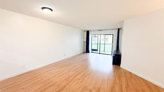 Building Photo - 6475 W Oakland Park Blvd