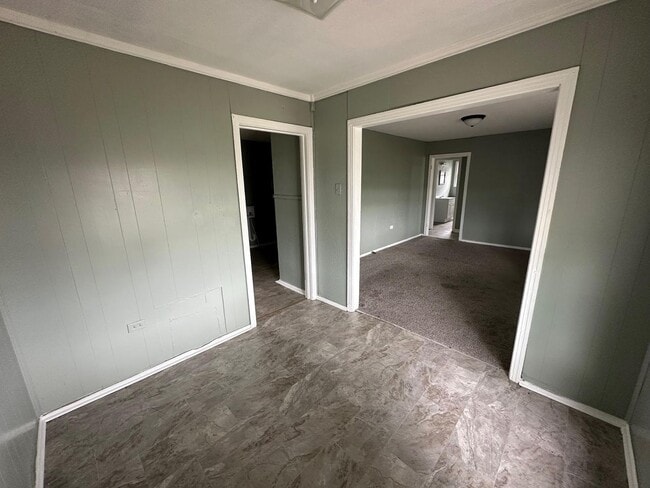 Building Photo - 3917 Roselawn Dr