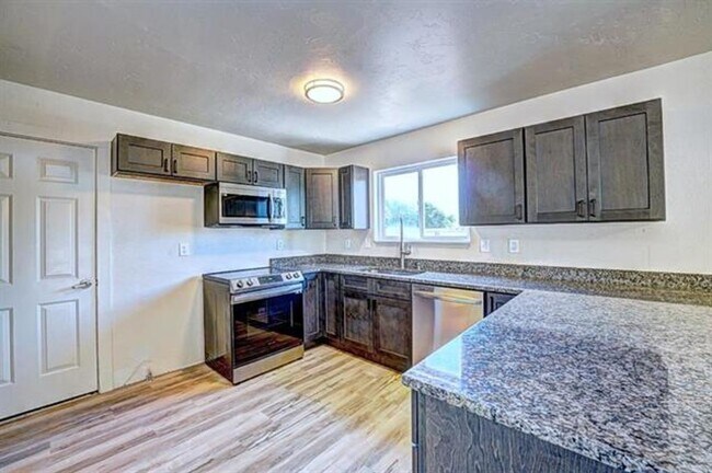 Foto del edificio - Stunning home in highly sought neighborhood!