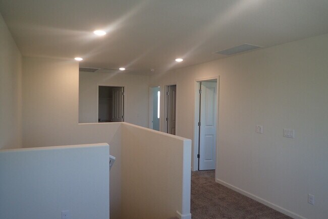 Foto del edificio - Gorgeous Brand New 4 bed 3 bath 2 story ho...