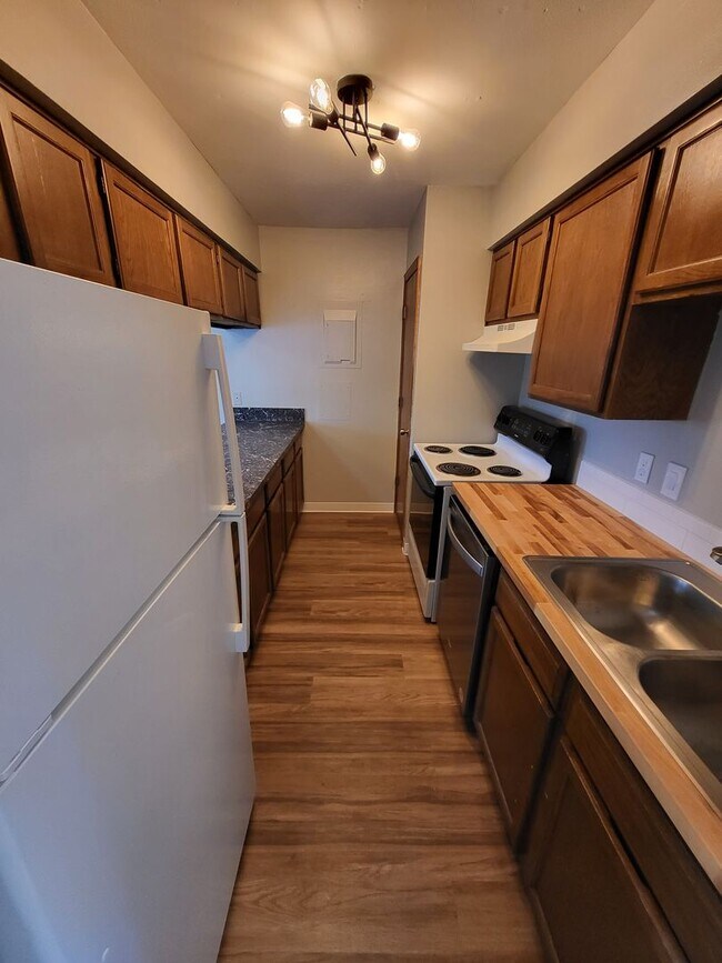 Building Photo - Vaulted Ceilings & Modern Two Bedroom in L...