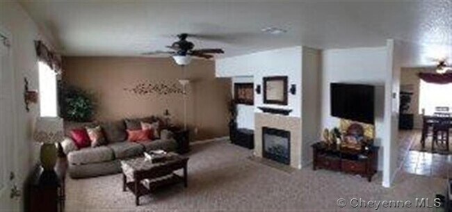 Building Photo - Townhome