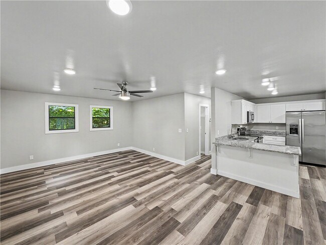 Building Photo - 24 Hampstead Ln