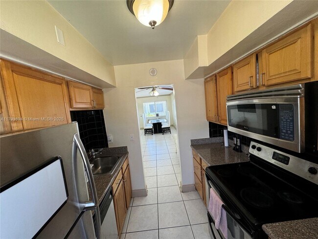 Foto del edificio - 8509 Crespi Blvd