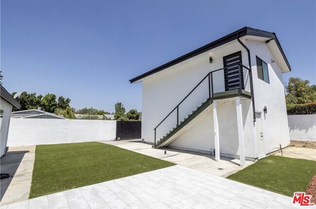 Foto del edificio - 9704 Comanche Ave