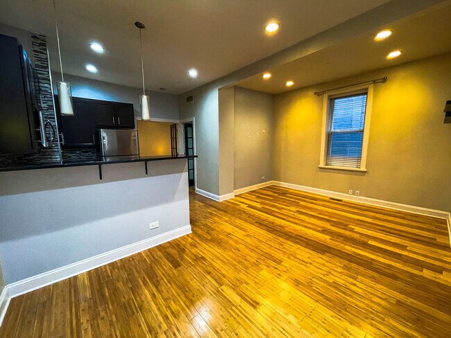 Foto del edificio - 2152 W Division St