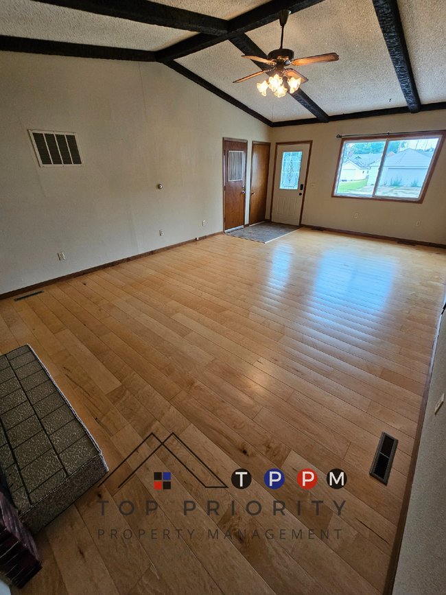 Building Photo - **MOVE IN SPECIAL** 2 Bedroom | 1 Bathroom...