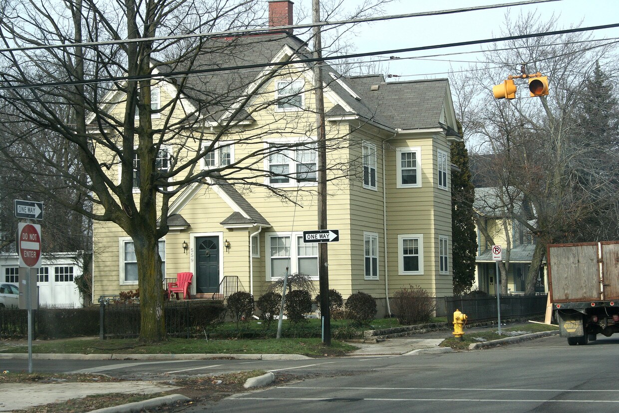 Primary Photo - 559 Fountain St NE