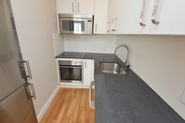 Building Photo - 263 Russell Hill Rd