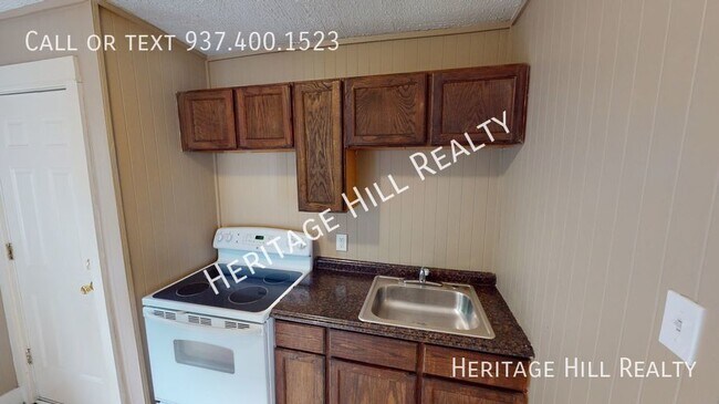 Building Photo - Nice 1 bedroom, 1 bath duplex with basemen...