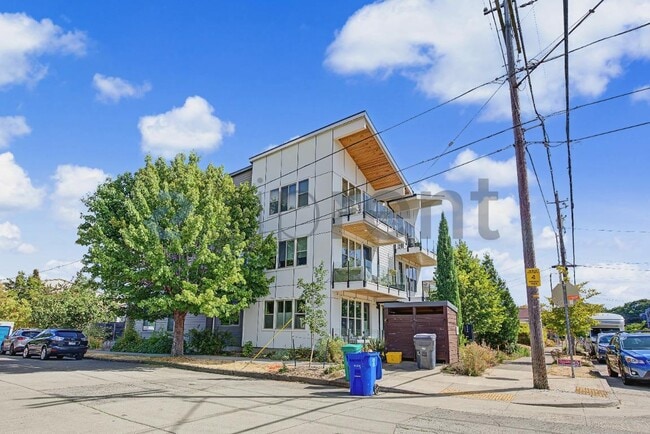 Building Photo - Unit D