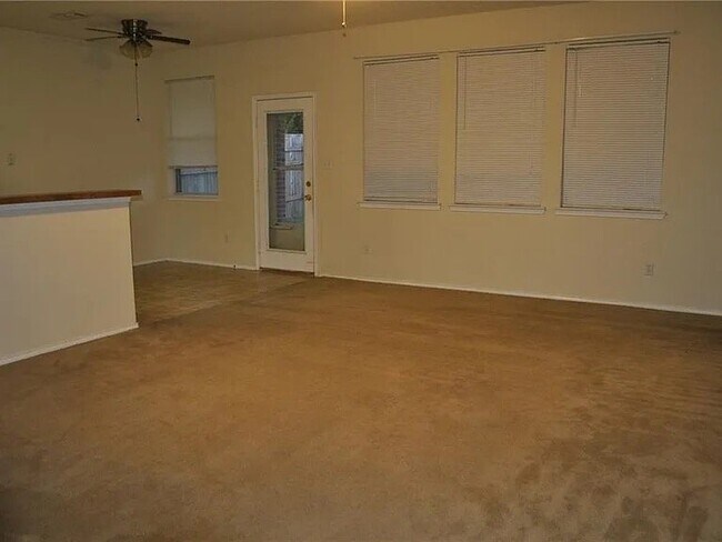 Foto del edificio - 6336 Downeast Dr