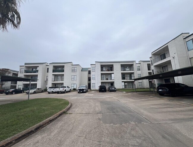Building Photo - 2830 S Bartell Dr