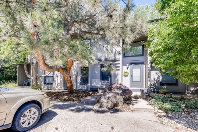 Building Photo - 2 BED/1.5 BATH Townhome in South Boulder! Available May 3rd!