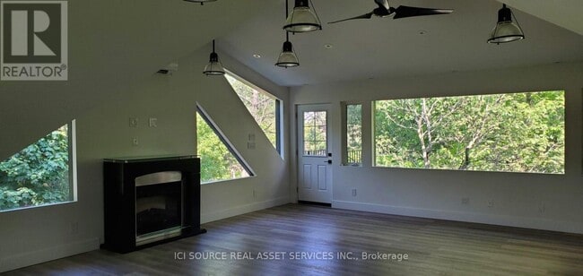 Building Photo - 170 Meadowland Crescent