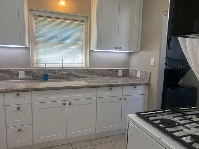 Building Photo - Cozy 2 bedroom close to downtown