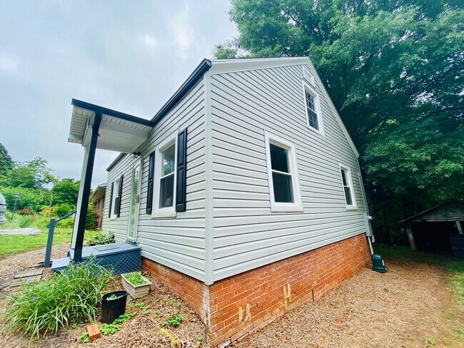 Building Photo - NO HUD NO SECTION 8